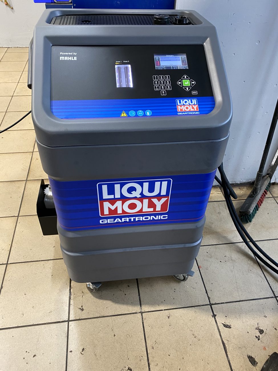 Liqui Moly Gear Tronic olíuskiptatæki á verkstæði Bílhússins